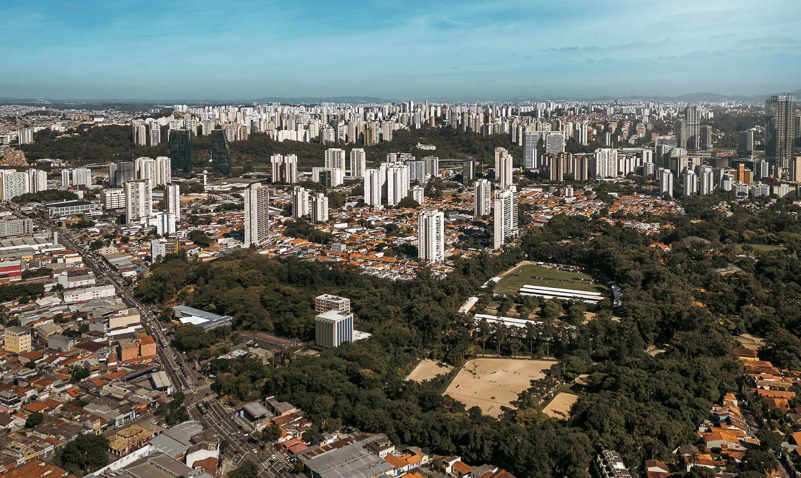 Foto aérea da região do Jardim da Hípica, no Alto da Boa Vista, com o Clube Hípico de Santo Amaro
